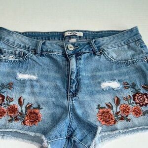 Shorts Denim Women’s Flower Embroidered Detail Refuge Size 12